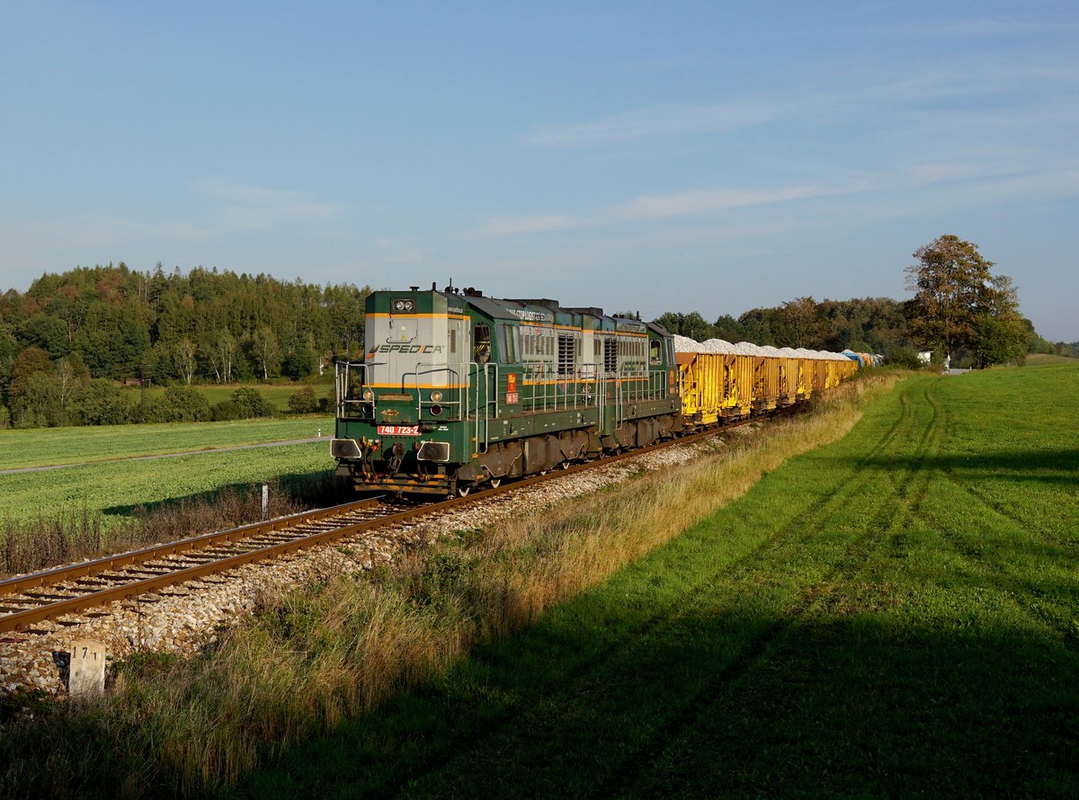 Die 740 723 und die 740 545 mit einem Schotterzug am 17.09.2018 unterwegs bei Třísov.