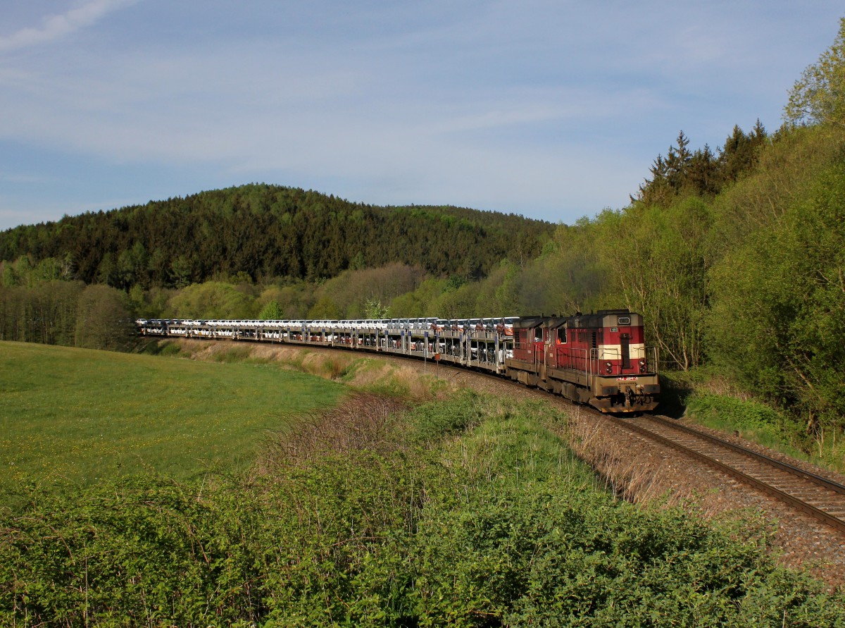 Die 742 284 und die 742 206 mit einem Autozug am 08.05.2015 unterwegs bei Domažlice.