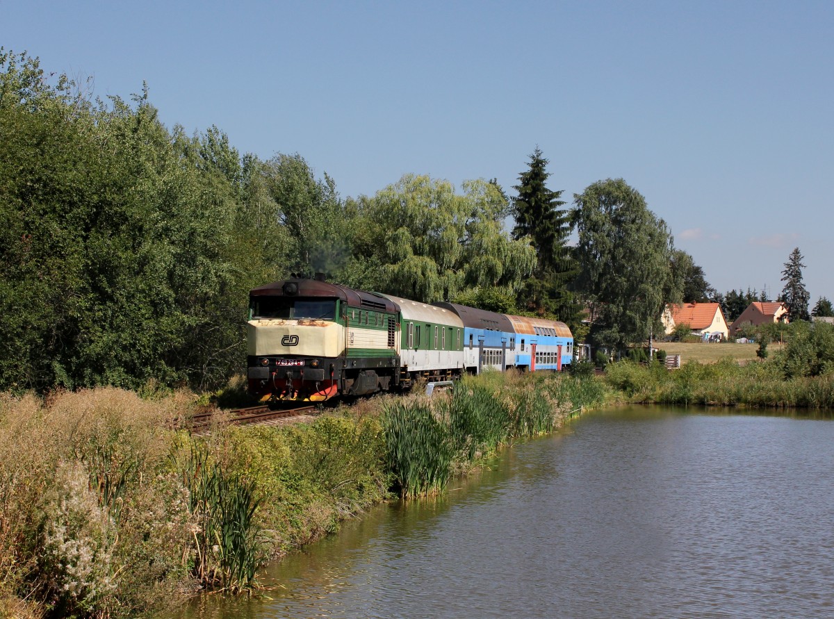 Die 749 264 mit einem Os nach Nové Údolí am 29.08.2015 unterwegs bei Křemže.