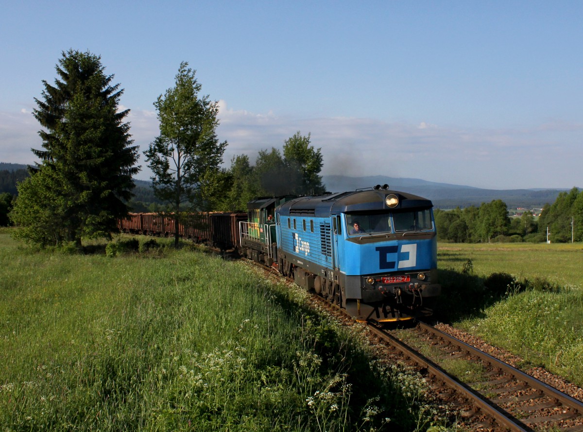 Die 751 219 und die 743 003 mit einem Holzzug am 02.06.2014 unterwegs bei Volary.