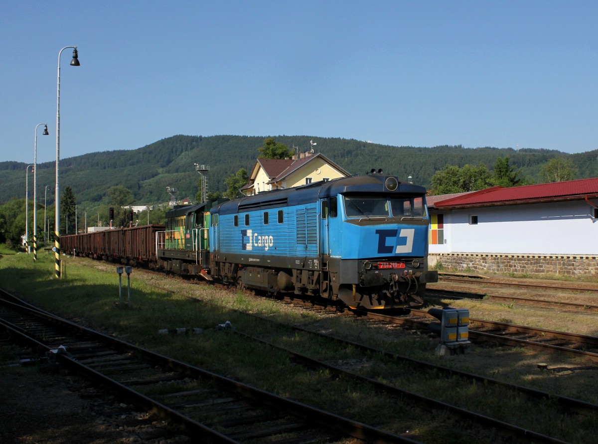 Die 751 219 und die 743 003 mit einem Holzzug am 02.06.2014 in Prachatice.