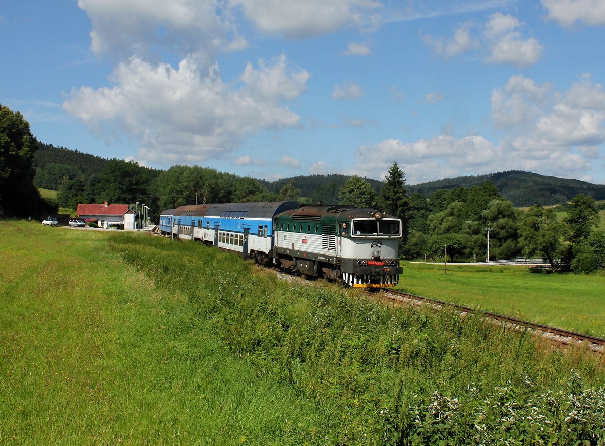 Die 754 039 mit einem Os nach Český Budějovice am 30.07.2016 unterwegs bei Mezipotočí.