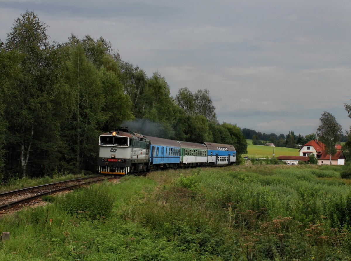 Die 754 039 mit einem Os nach Nové Údolí am 29.08.2014 unterwegs bei Hůrka.