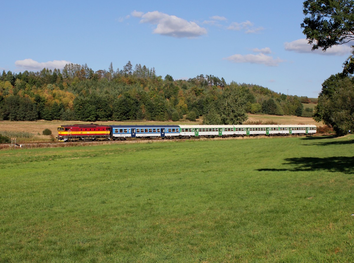 Die 754 044 mit einem Sp nach Čerčany am 28.09.2015 unterwegs bei Čížov.