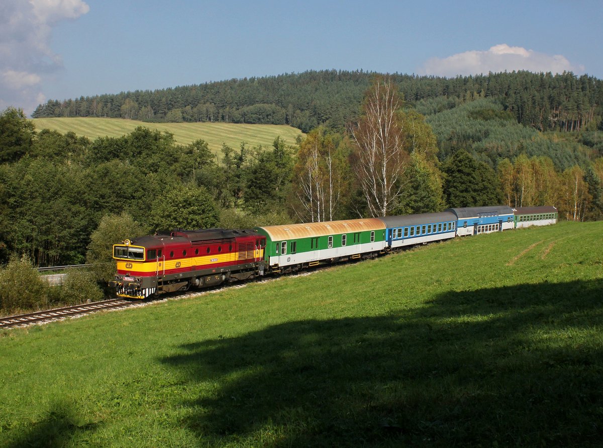 Die 754 044 mit einem Os nach Nové Údolí am 27.09.2016 unterwegs bei Provodice.