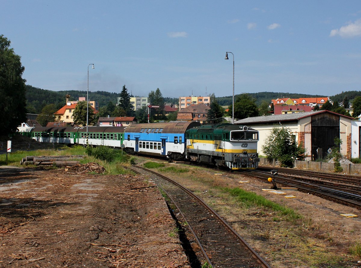 Die 754 045 mit einem Os nach České Budějovice am 18.07.2015 bei der Einfahrt in Kájov.