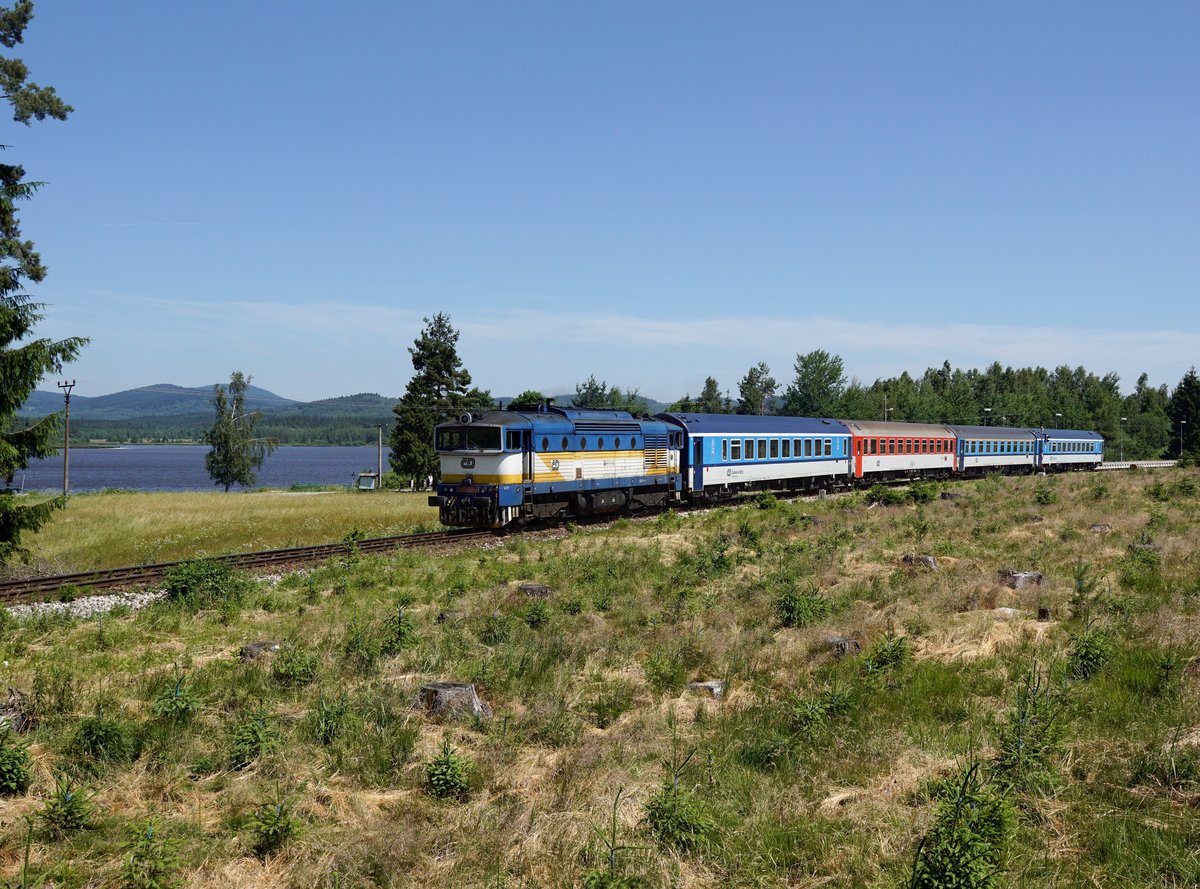 Die 754 057 mit einem Ex nach Nové Údolí am 24.06.2017 unterwegs bei Hodňov.