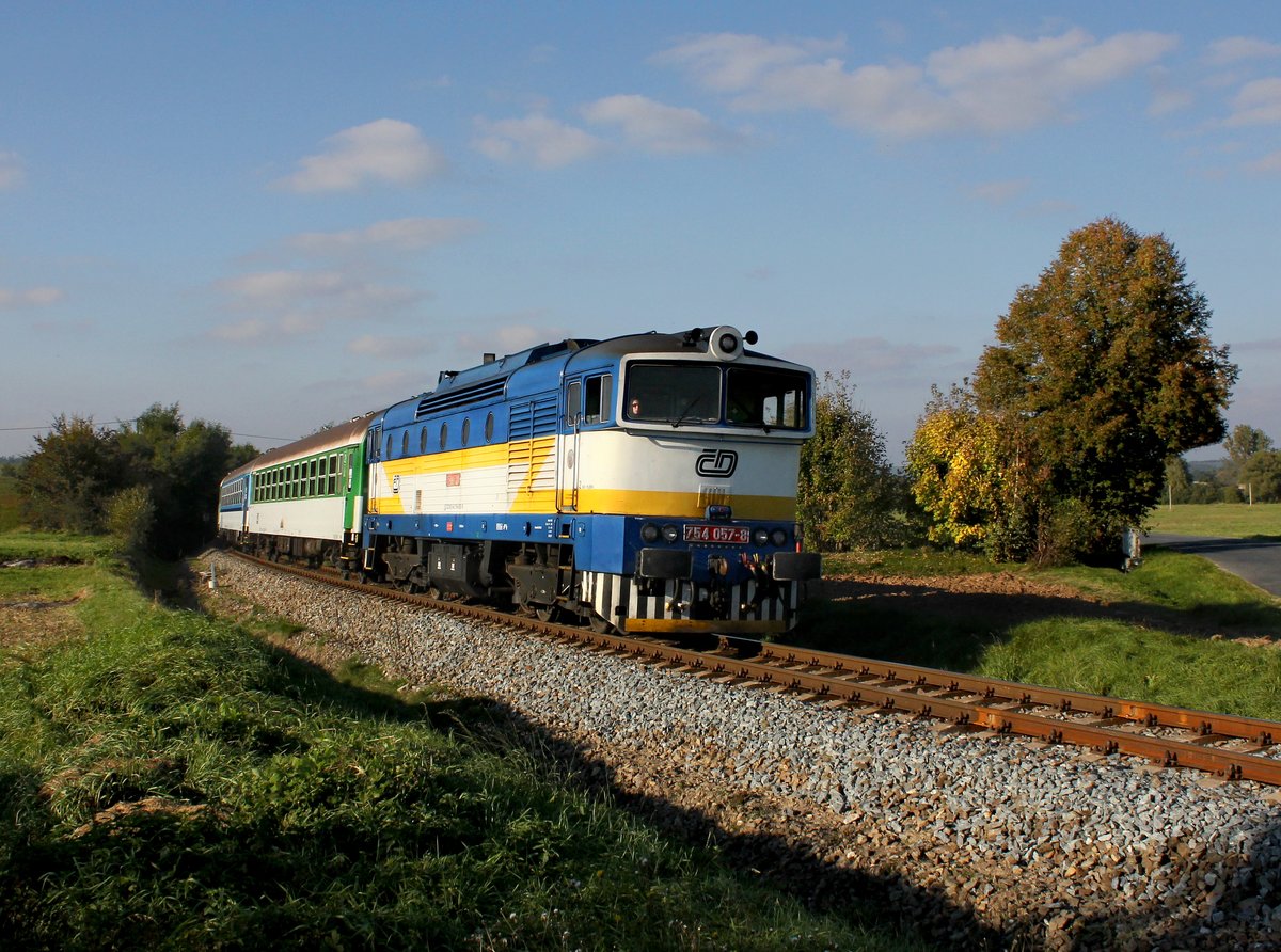 Die 754 057 mit einem Os nach Domažlice am 07.10.2013 unterwegs  bei Milavče.