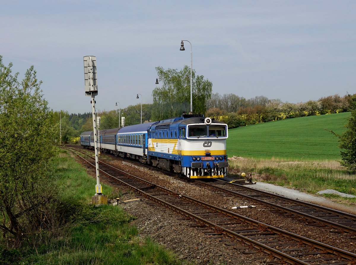 Die 754 057 mit einem Os nach Pilsen am 29.04.2018 bei der Ausfahrt aus Blížejov.