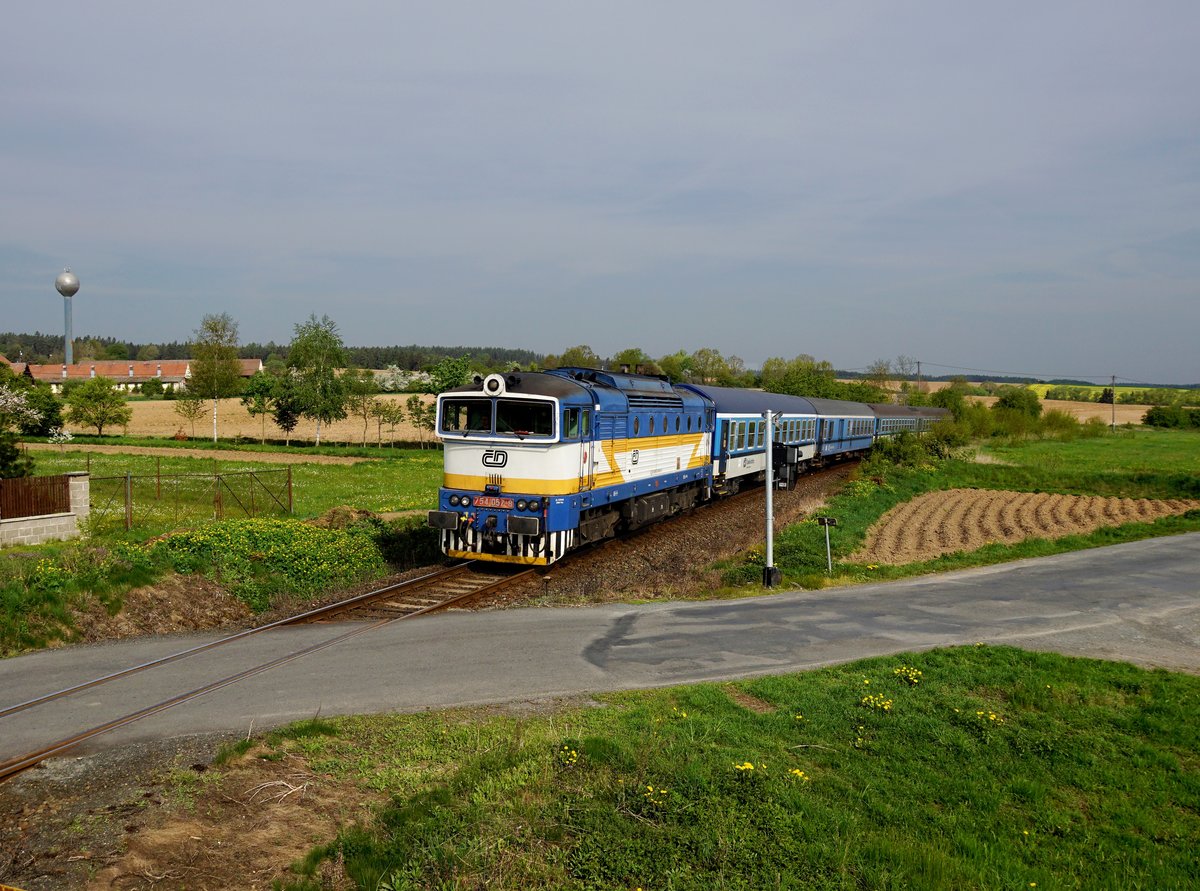 Die 754 057 mit einem Os nach Domažlice am 29.04.2018 unterwegs bei Milavče.