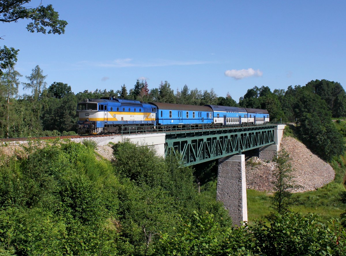 Die 754 057 mit einem Os nach Nové Údolí am 18.06.2016 unterwegs bei Holubov.