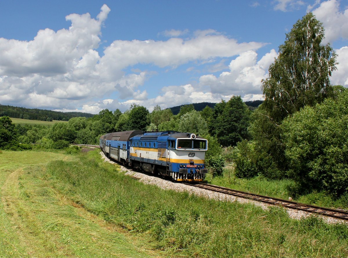Die 754 057 mit einem Os nach České Budějovice am 18.06.2016 unterwegs bei Mezipotočí.