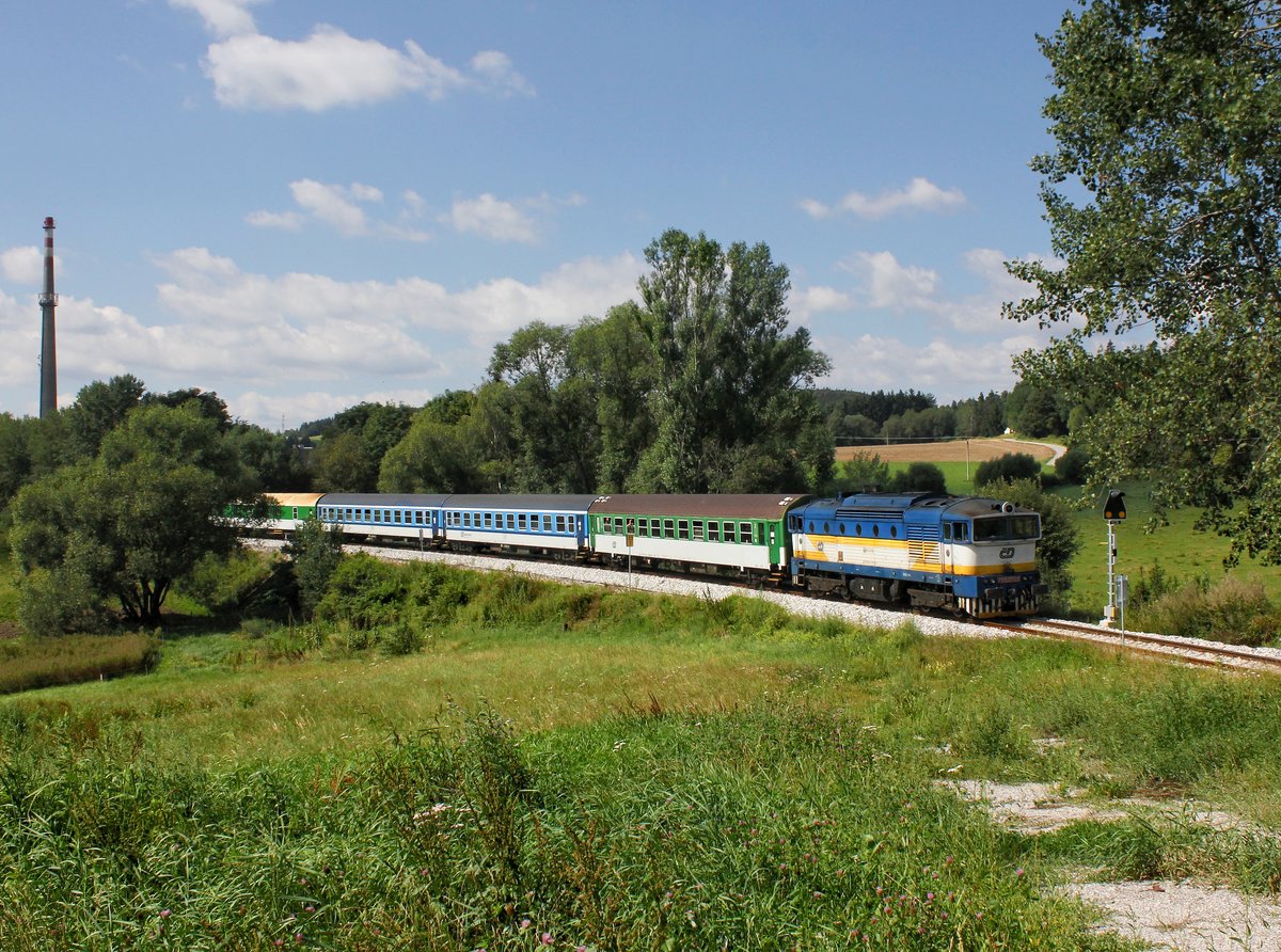 Die 754 057 mit einem Os nach České Budějovice am 07.08.2016 unterwegs bei Srnín.