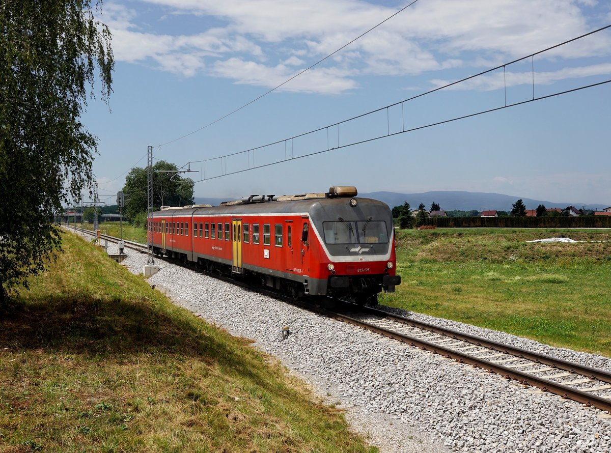 Die der 813 123 als Regionalzug nach Ormož am 08.07.2017 unterwegs bei Ptuj.