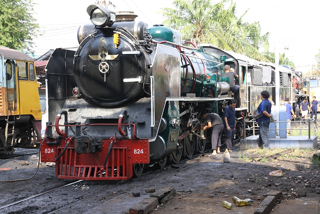 Die 824 (2'C1'h2, Nippon Sharyo (Japan), Bauj. 1949, Fab.Nr. 1525) wird am 25.März 2017 im Depot Thon Buri für den Sonderzug am nächsten Tag auf Hochglanz gebracht.