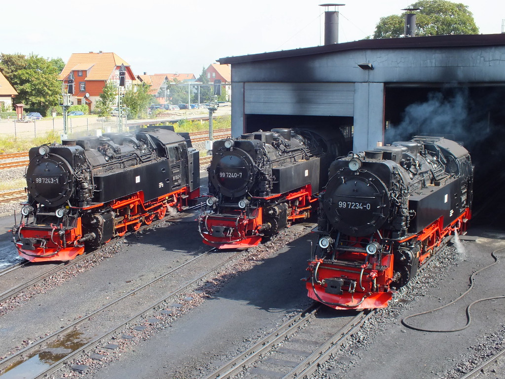 Die 99 7243-0, 99 7240-7 und 99 7243-1 warten am Bahnbetriebswerk Wernigerode auf ihren Einsatz. Fotografiert von der öfftl. Aussichtsplattform, 11.08.14