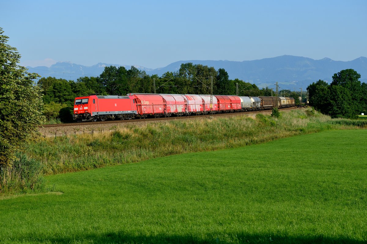 Die abendliche Übergabe EZ 56466 von Rosenheim nach München Nord wird inzwischen von Loks der Baureihe 185 bespannt. Am 19. Juli 2017 war für diese Aufgabe die 185 382 eingeteilt und konnte an der bekannten Fotostelle bei Rann verewigt werden.