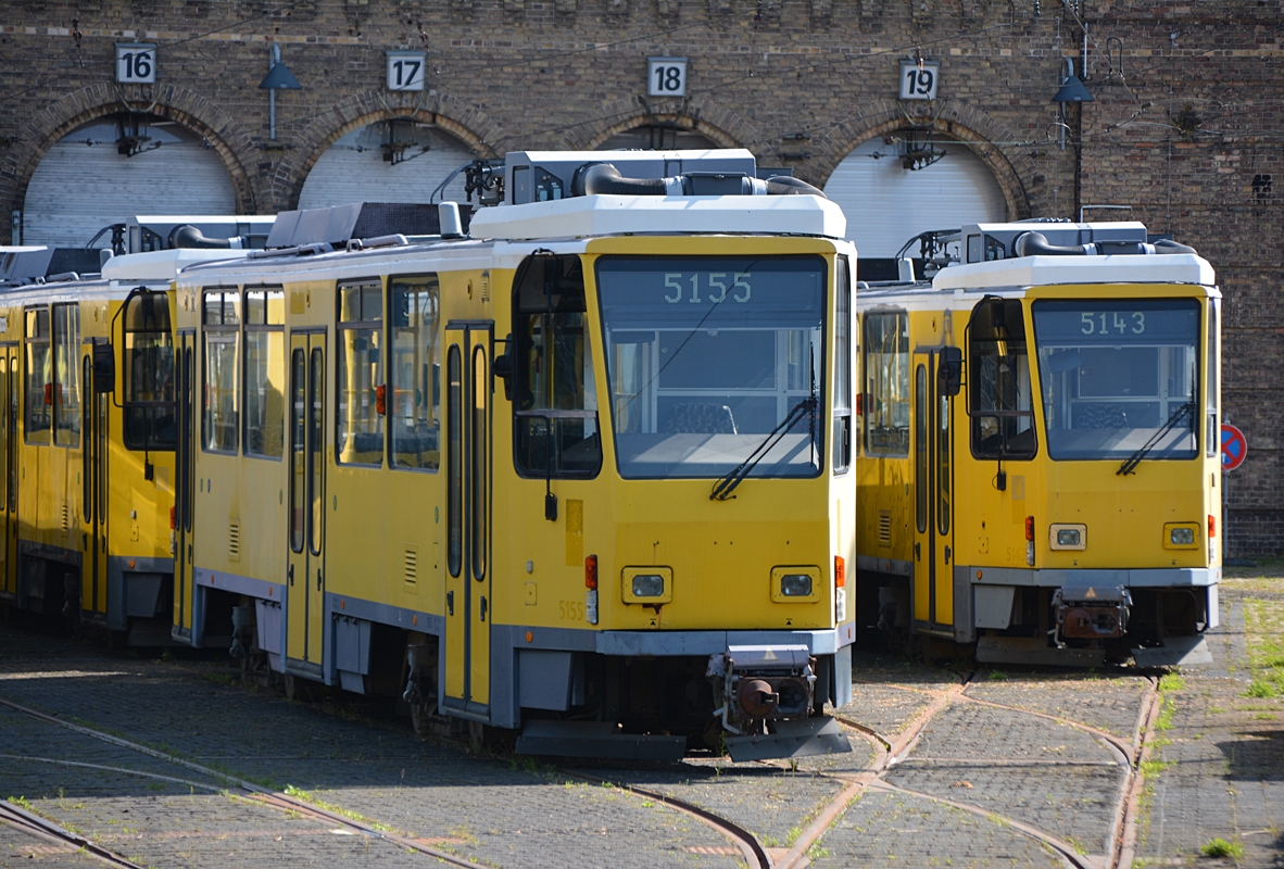 Die abgestellten Tatra T6A2M Straßenbahnen im Betriebshof Niederschönhausen. Die Aufnahme stammt vom 04.09.2017.