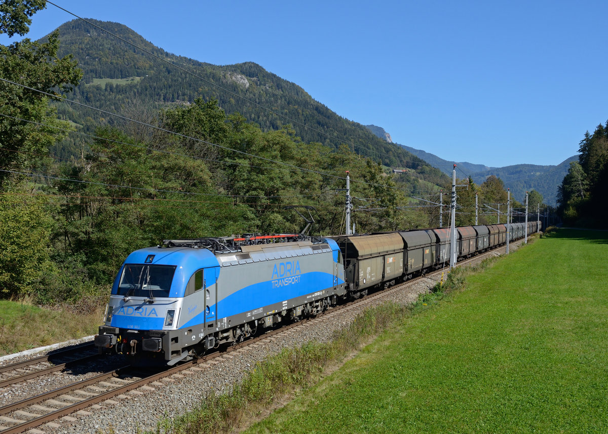 Die Adria 1216 922 brachte am 28. September frische Kohle aus Tschechien mit dem LTE-Kohlestaubzug 40599 nach Werndorf, fotografiert in Peugen.