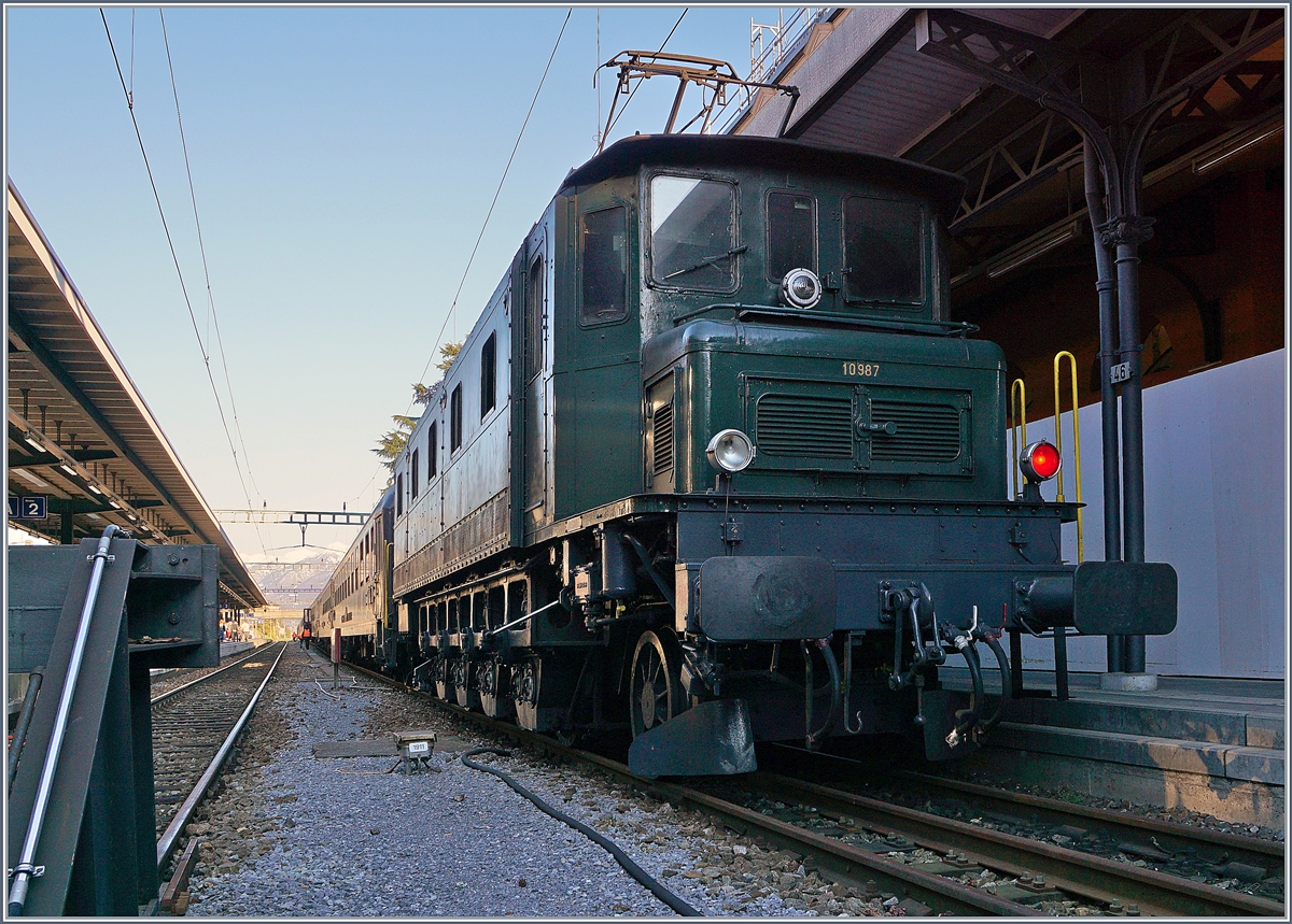 Die Ae 4/7 10987 ist mit ihrem Extrazug der  Eisenbahm Nostalgiefahren Bebera e.V.   in Locarno eingetroffen und wird, nun am Schluss des Zuges nach Bellinzona zurückfahren. 
21. März 2018