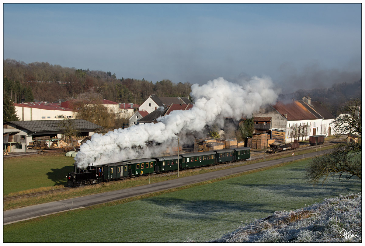 Die älteste Lokomotive Österreichs mit einer Spurweite von 760 mm ist die 298.102 auf der Steyrtalbahn, hier bei der Ausfahrt Sommerhubermühle.
4.12.2016