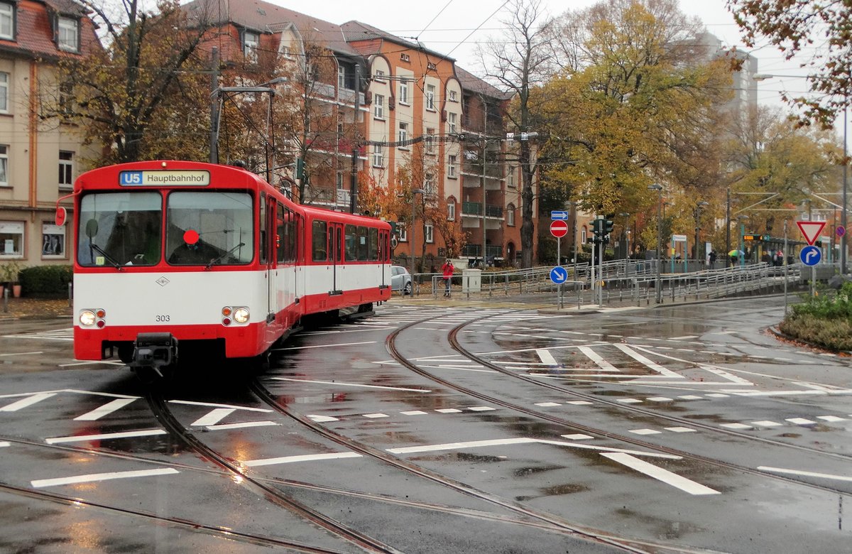 Die älteste noch betriebsfähige U-Bahn Frankfurts VGF Düwag U2 Wagen 303 am 05.11.16 auf der Linie U5 in Eckenheim