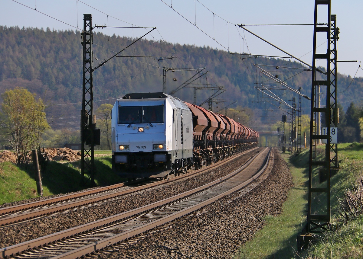 Die Akiem 76 109 bespannte am 19.04.2015 einen Schwenkdachwagen-Ganzzug in Fahrtrichtung Norden. Aufgenommen zwischen Mecklar und Ludwigsau-Friedlos.