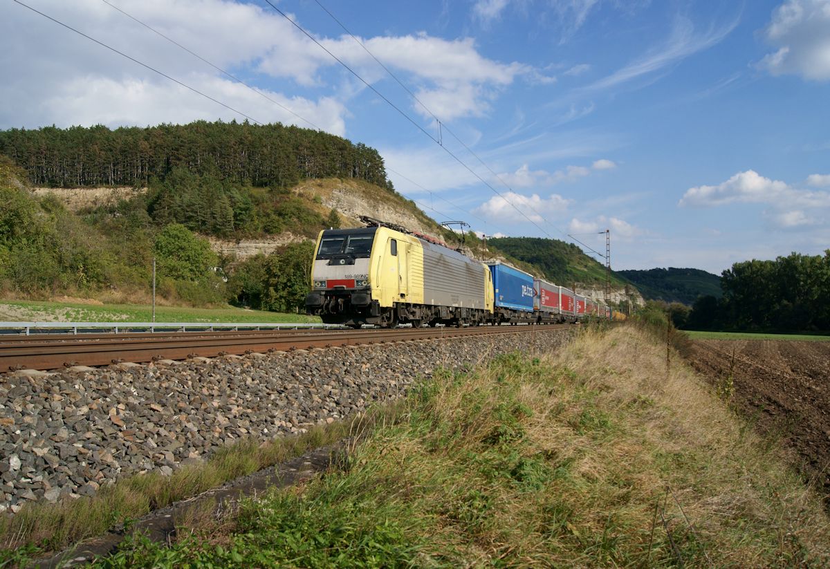 Die aktuell an TXL vermietete 189 989 von MRCE zieht DGS 59884, auf dem Weg von Dingolfing nach Bremerhaven, bei Karlstadt durch das Maintal.