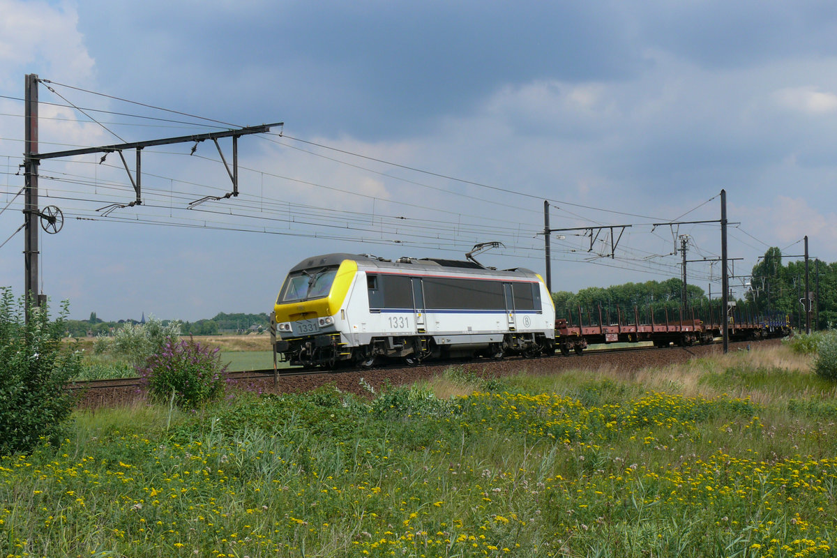 Die Alstom-Lok 1331 der SNCB/NMBS im Gleisbogen bei Ekeren. Aufnahme vom 30/07/2010.