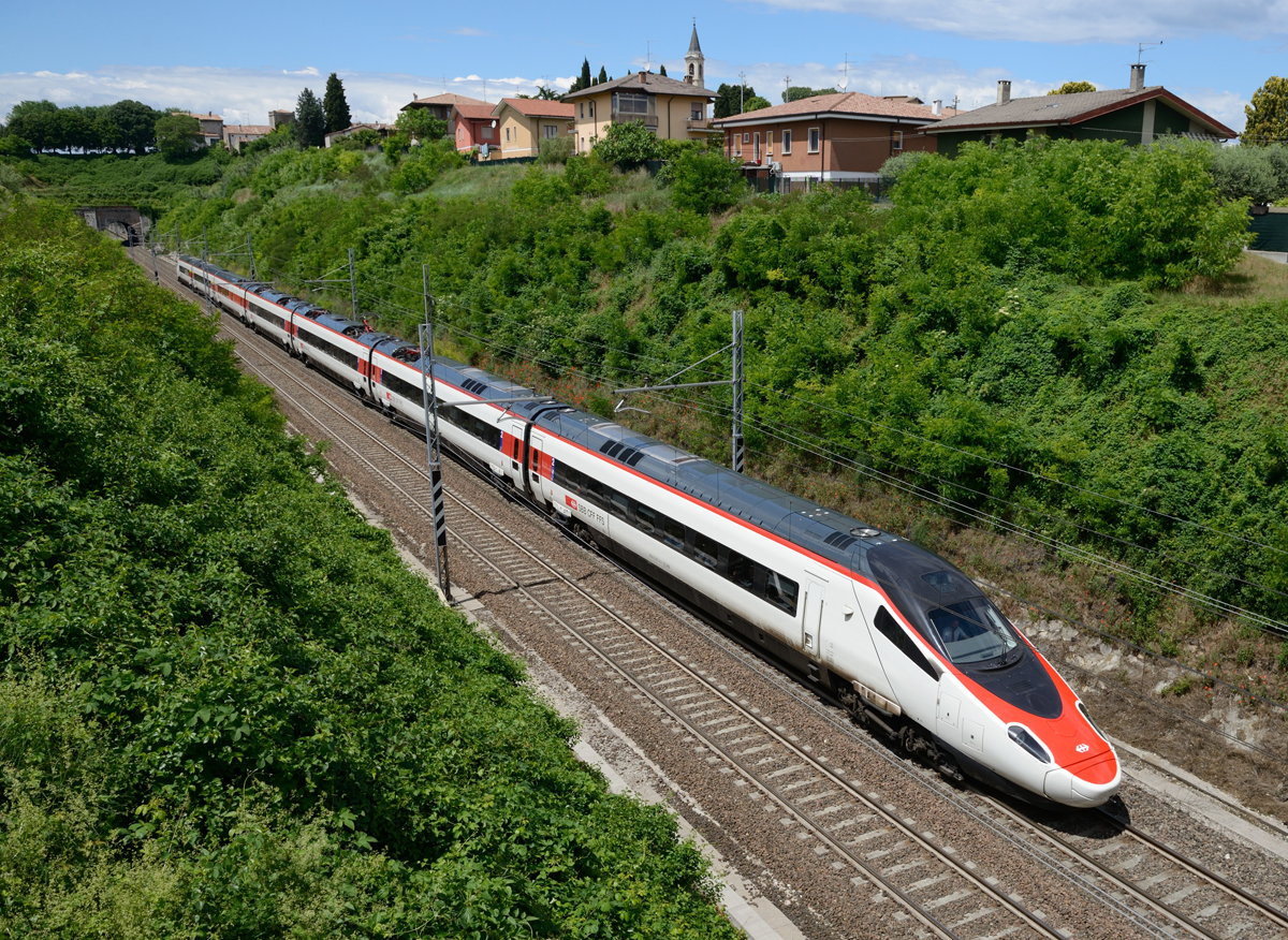 Die von Alstom in Savigliano gebauten und von Giorgio Giugairo designten ETR's 610 bilden momentan das Zugpaar EC 37/42 von Genf nach Venedig Santa Lucia. Am 24. Mai 2015 war der SBB RABe 503 011 als EC 37 nach Venedig unterwegs und wurde von mir in San Giorgio in Salici fotografiert. 