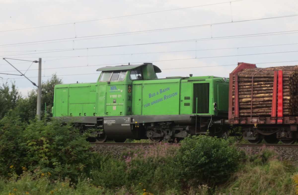 Die alte V 100 01 der Ilmebahn fährt mit nur zwei Anhängern bei Nörten-Hardenberg Richtung Göttingen. 25.8.2014, 11.08 Uhr.