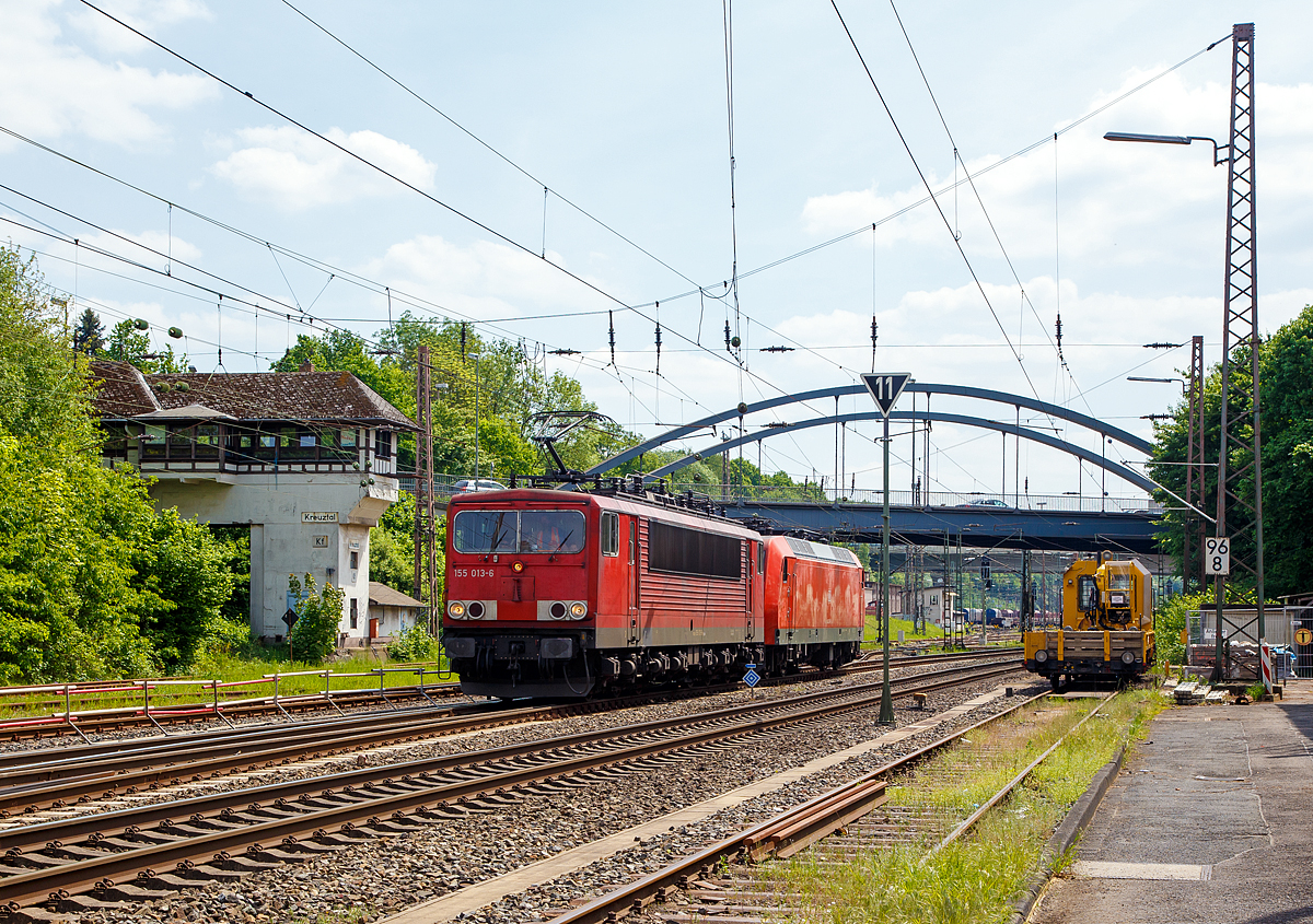 
Die an die DB Cargo AG vermietete Railpool 155 013-6 (91 80 6155 013-6 D-Rpool) und die DB Cargo 145 068-3 (91 80 6145 068-3 D-DB) fahren am 12.05.2018 in Kreuztal vom Gbf in den Abstellbereich. 

Die 155 013-6 wurde 1977 bei LEW (VEB Lokomotivbau Elektrotechnische Werke Hans Beimler) in Hennigsdorf unter der Fabriknummer 14773  gebaut und als 250 013-0 an die DR (Deutsche Reichsbahn) geliefert. 1992 wurde sie umgezeichnet in DR 155 013-6 und 1994 in DB 155 013-6. Zum 01.01.2017 ging sie, wie 99 weitere 155er, wie auch 100 Loks der BR 151, an die Railpool GmbH in München.