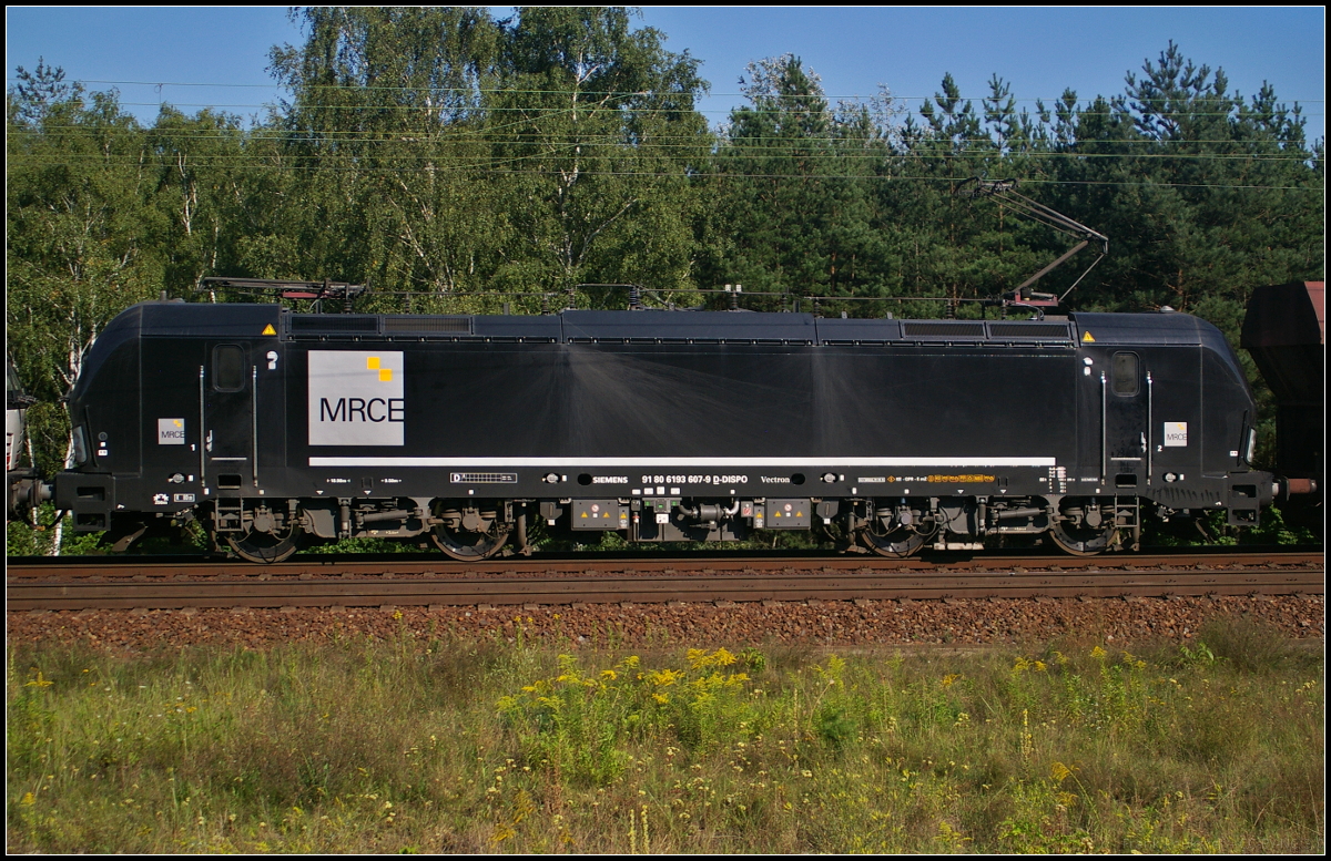 Die an DB Cargo vermietete X4 E - 607 / 193 607-9 als Zweitlok vor einem Kohlezug der am 29.08.2017 durch die Berliner Wuhlheide fuhr