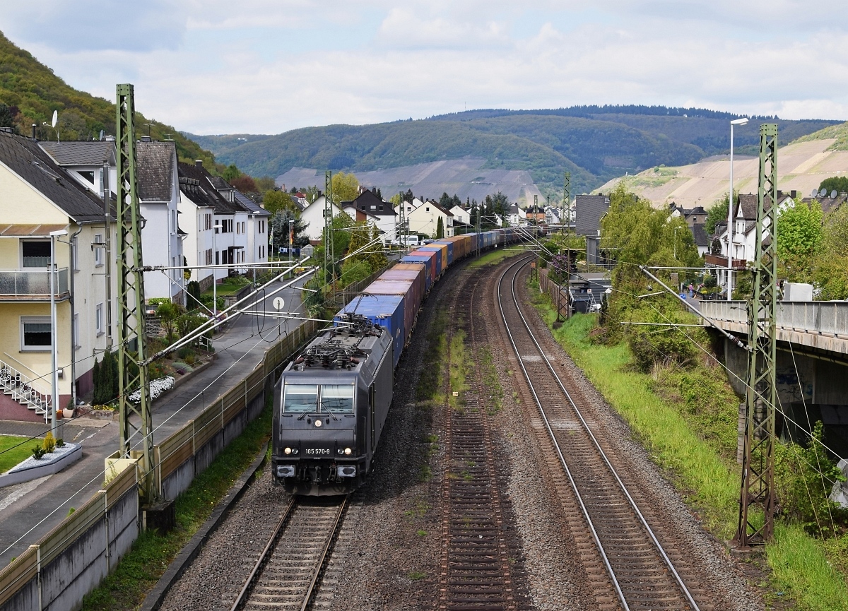 Die an SBB Cargo International vermietete MRCE 185 570 ist mit einem KLV-Zug am 29.04.17 auf der rechten Rheinstrecke in Osterspai nordwärts unterwegs.