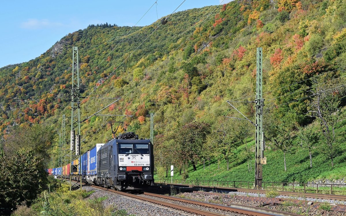 Die an SBB International vermietete MRCE ES 64 F4-091 (189 991) ist mit einem KLV-Zug am 03.10.17 bei Kestert in Richtung Wiesbaden unterwegs.