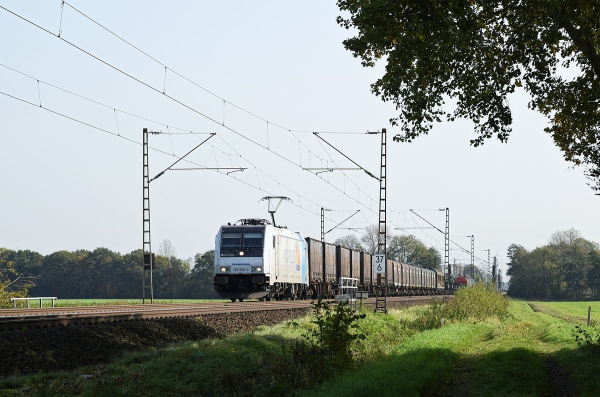 Die an VTG Rail Logistics Deutschland vermietete Railpool 185 696  Marie-Chanthou  mit  Novelis -Werbung zieht einen gemischten Güterzug am 16.10.17 zwischen Probsthagen und Lindhorst in Richtung Minden.