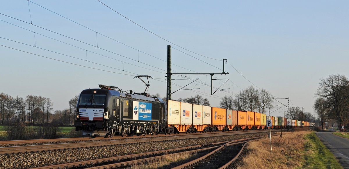 Die an WLC vermietete MRCE X4E - 606 (193 606) zieht einen KLV-Zug am 16.03.17 bei Diepholz in Richtung Bremen.