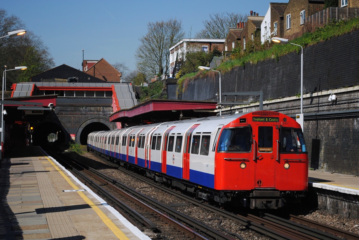 Die auf der Bakerloo Line verkehrenden Wagen der Type  1972 Mk II Stock  zählen zu den ältesten Fahrzeugen, die auf der London Underground eingesetzt werden. Am 19.04.2018 erreicht der vom Tw.3247 geführte Zug auf dem Weg nach Elefant & Castle die Haltestelle Kensal Green.