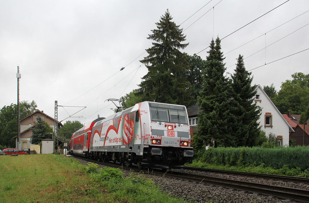 Die Aufnahme der DB-Werbelok 146 227 fand am 8. Juli 2014 ihren Weg auf die Speicherkarte.
Leider weiss ich nicht mehr den Namen der Station.
Der Bahnhof liegt an der Strecke Bretten - Bruchsal.