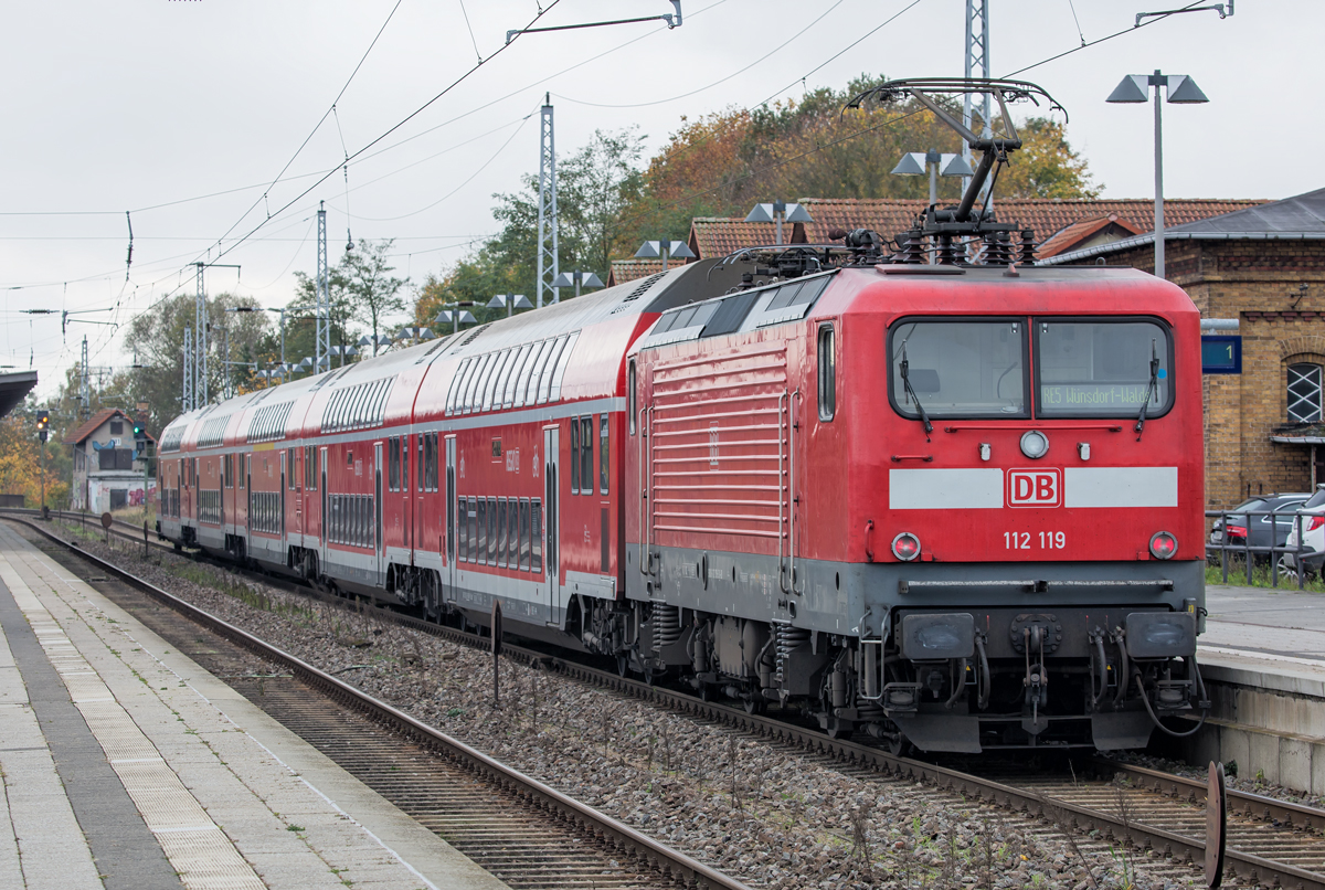 Die Ausfahrt ist „Frei“ für RE 5 in Neustrelitz nach Wünsdorf-Waldstadt. - 24.10.2017

