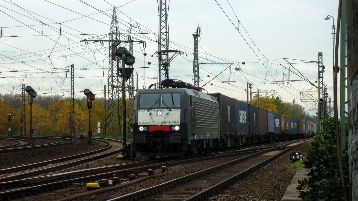 Die Bäume leuchten herbstlich-gelb als 189 843 von MRCE aus Richtung Worms nach Biblis kommt. Die Strecke Worms-Biblis ist ein Abzweig der Riedbahn (KBS 655). Aufgenommen am 28.10.17.