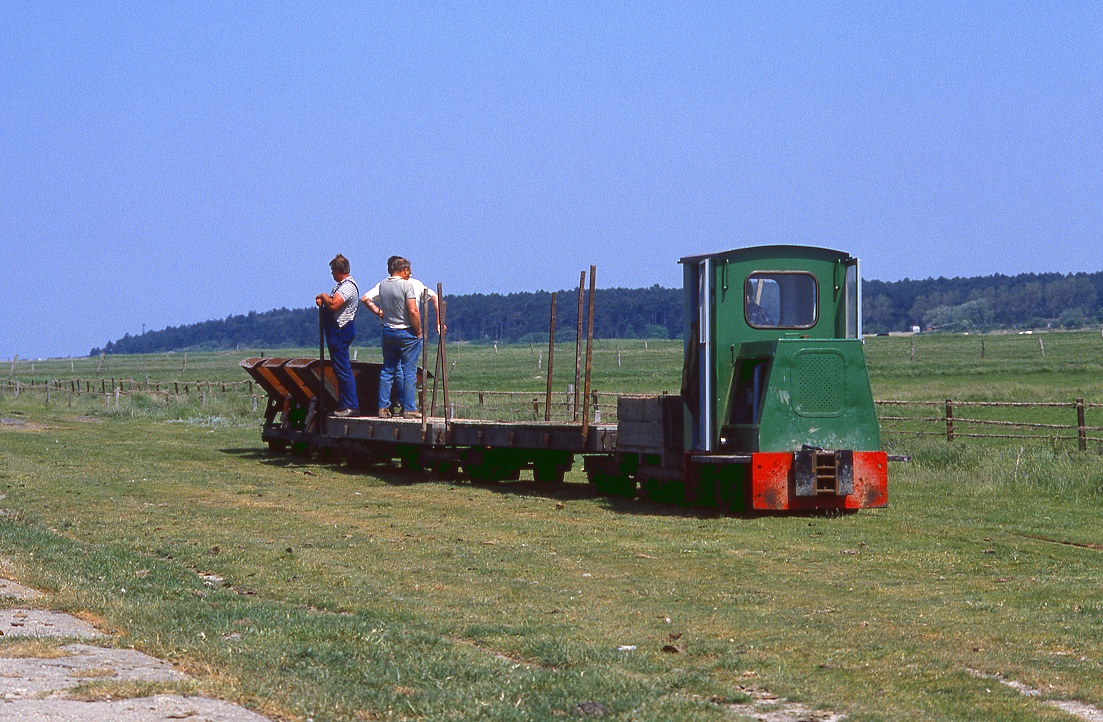 
Die Bahn zu den Feldern der Neuland-Gewinnung zwischen Cuxhaven Sahlenburg und Spieka hatte ihren  Betriebsmittelpunkt  in Arensch. Aufnahme dort vom 25.05.1989.
