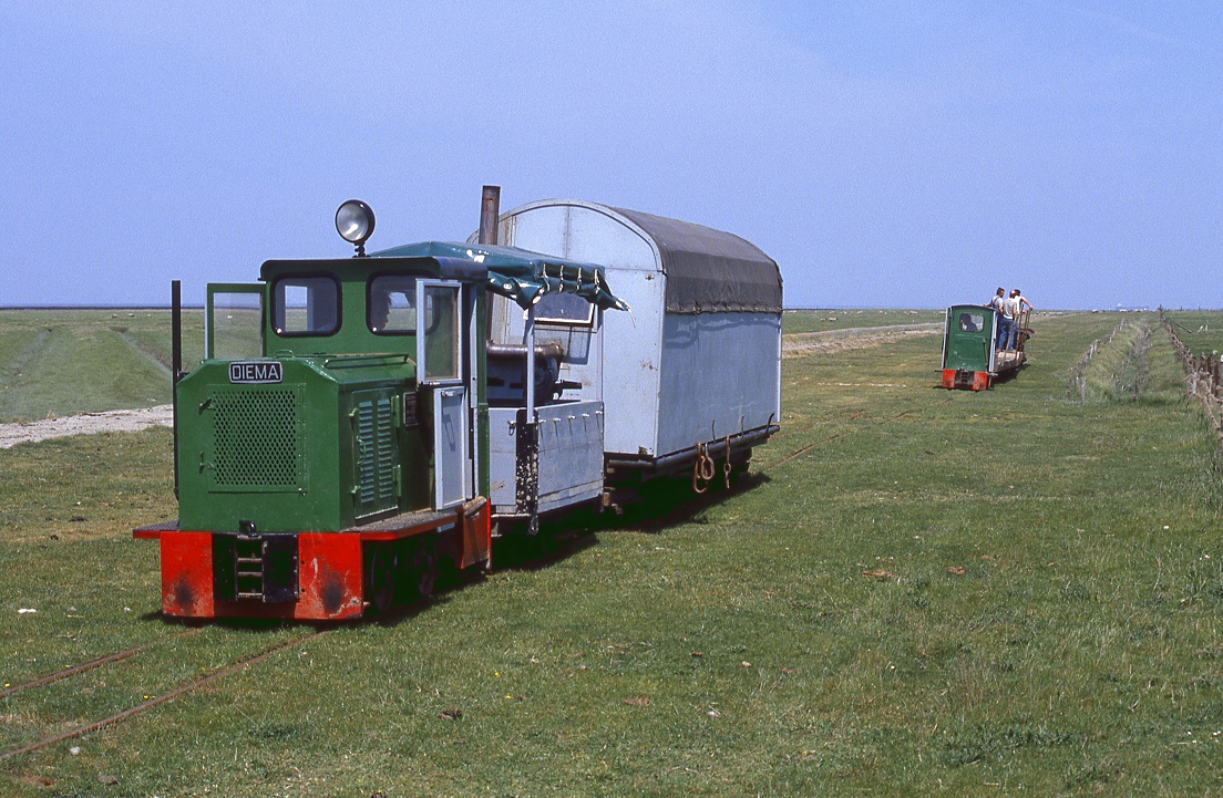 Die Bahn zu den Feldern der Neuland-Gewinnung zwischen Cuxhaven Sahlenburg und Spieka hatte ihren  Betriebsmittelpunkt  in Arensch. Aufnahme dort vom 25.05.1989.