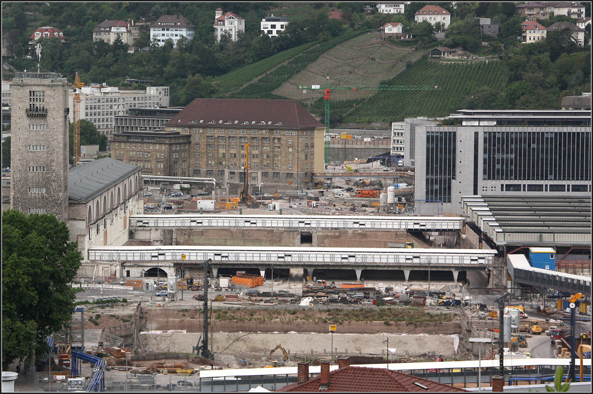 Die Bahnhofsbaugrube -

Quer zu den bisherigen Bahnsteigen entsteht in Stuttgart der neue unterirdische Bahnhof. Links der um seine Seitenflügel gestutzte Bonatzbau, rechts die nach hinten verschobenen Bahnsteige.

28.08.2015 (M)