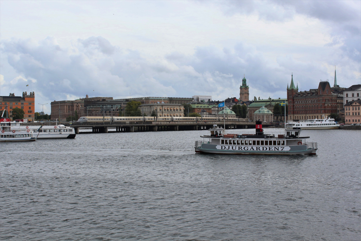 Die Bahnhofseinfahrt in Stockholm liegt direkt am Wasser. Auf zwei Brücken überquert die Bahn die Mündung des Mälarsees in die Ostsee. Am 11.09.2018 macht sich Snabbtåg 431 auf den Weg nach Göteborg
