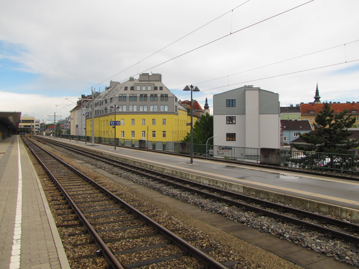 Die Bahnsteige 12 und 13 der Mariazellerbahn, am 01.06.2016 in St. Pölten Hbf.