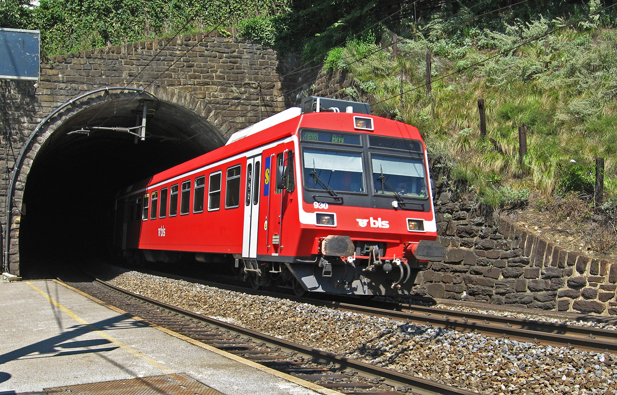 Die Bahnsteige der Station Eggerberg schließen direkt an einen Tunnel an. BLS RBDe 566 930 fährt als Regionalzug nach Brig ein (15.08.2007)