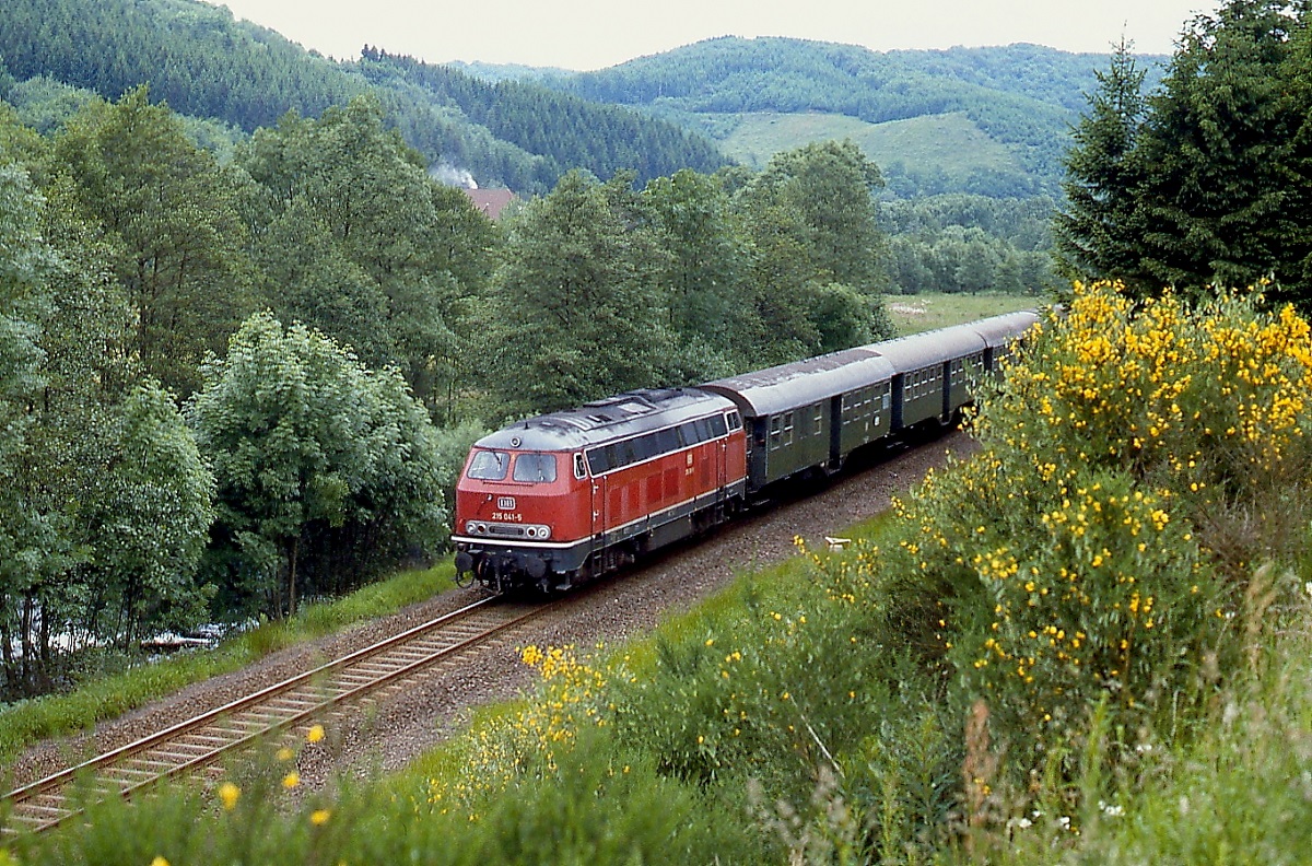 Die Baureihe 215 auf der Eifelbahn: Anfang der 1980er Jahre fährt 215 041-5 durch das Urfttal Richtung Köln