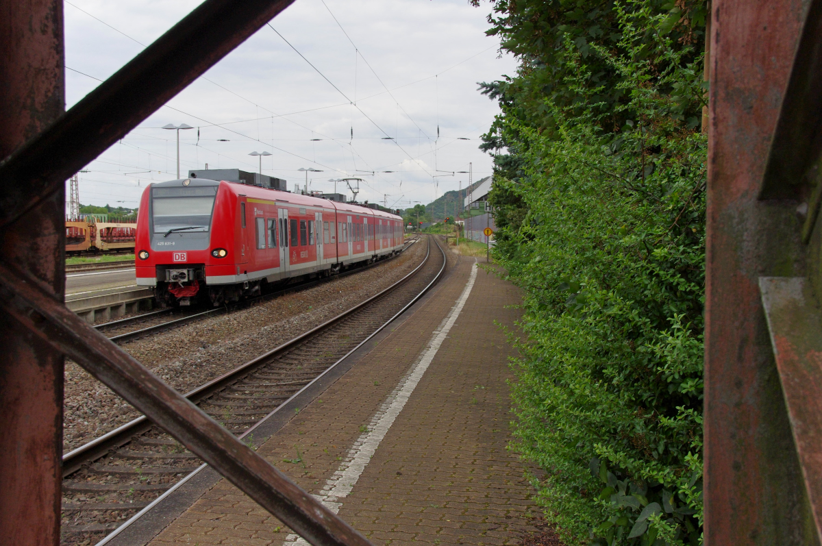 Die Baureihen 425 und 426 sind noch Bahnalltag im Saarland. Bis zum Dezember 2018 werden sie auf jeden Fall noch in der Region unterwegs sein. Mal abwarten was die neue Ausschreibung für das E-Netz an der Saar bringt. 425 131 ist als RB Homburg - Trier unterwegs und erreicht gerade Saarlouis Hbf. 09.08.2016 - Bahnstrecke 3230 Saarbrücken - Karthaus.
