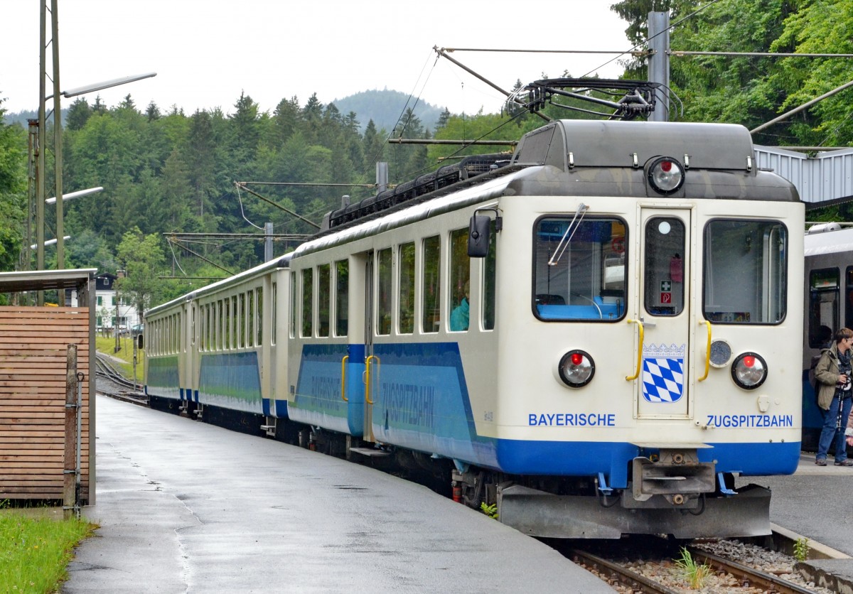 Die Bayerische Zugspitzbahn im Bahnhof Grainau Richtung Bergfahrt am 20.06.15.
